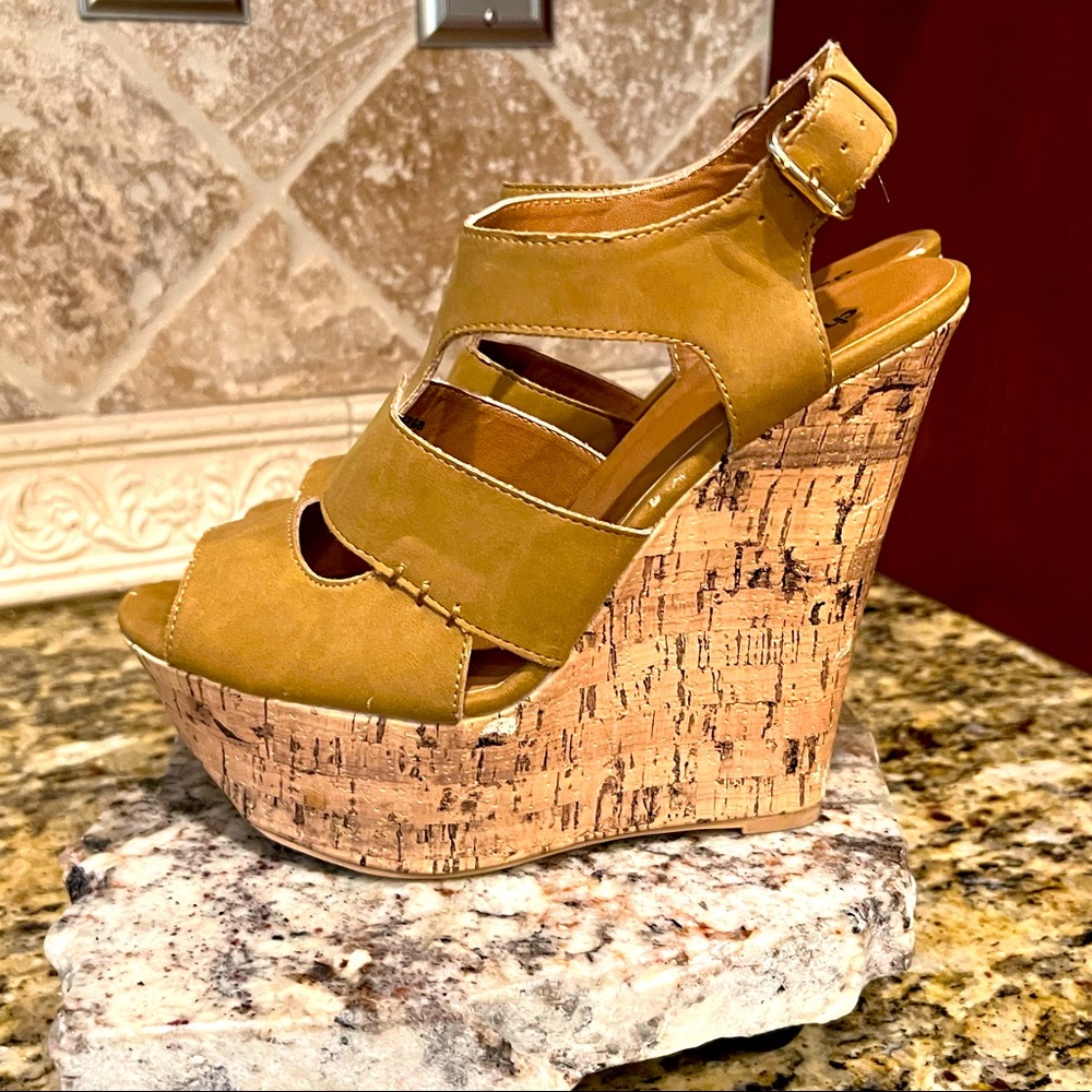 Women’s Dollhouse Beige/Tan 6” Platform Wedges Ankle Strap Open Toe Size 8